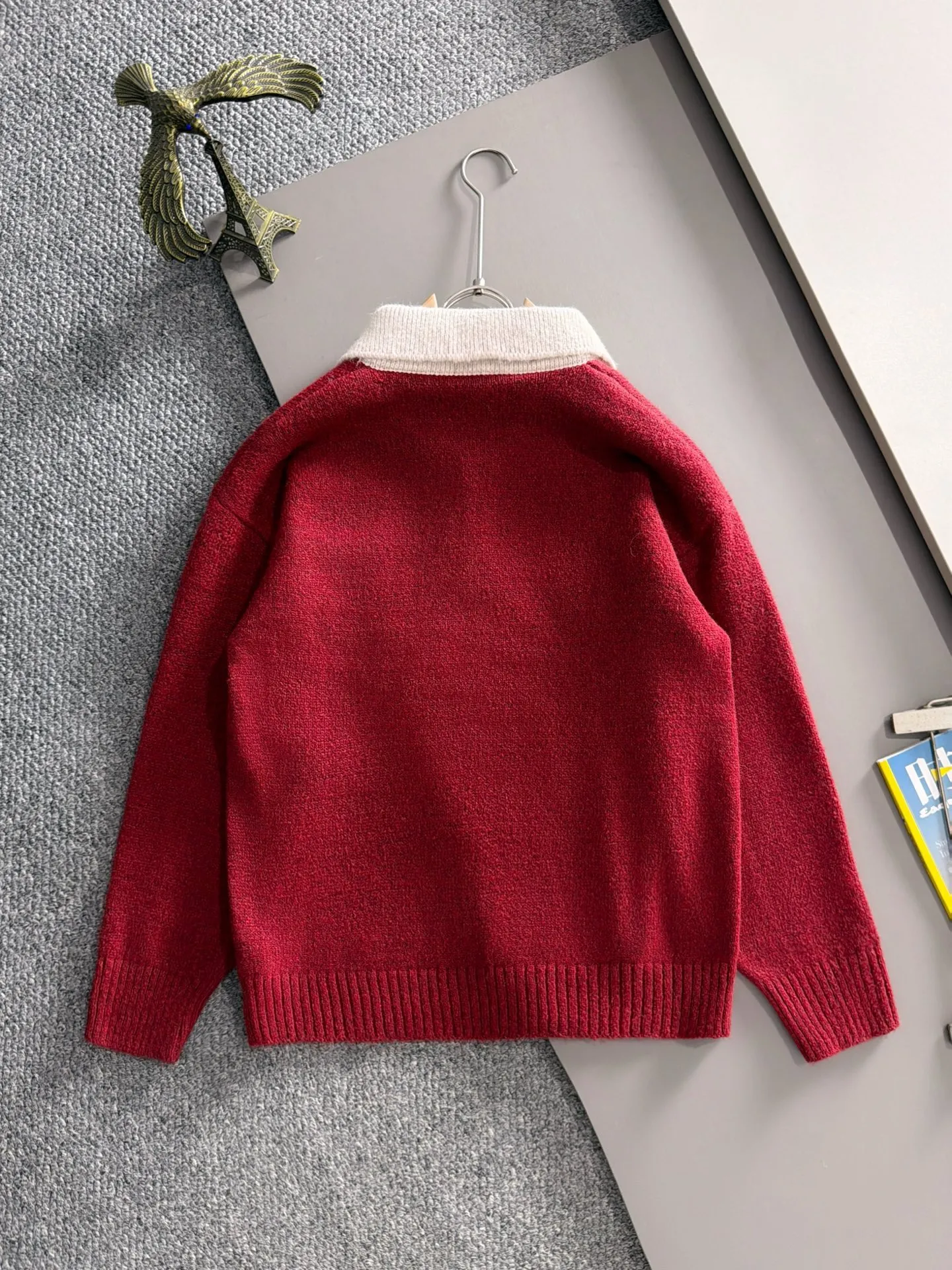 The latest knitted sweaters from LP’s 2041 autumn and winter official website are on sale at the same time at Hot Sale! Specially made of wool blended fabric. It feels comfortable and can be directly in contact with the skin. The logo badge is exquisitely embroidered, which is extremely eye-catching! The details highlight the fashionable charm of big brands. Exquisite workmanship. Three-dimensional cutting style. The wearing effect is invincible and handsome! All three standards are complete! Sizes:M-3XL